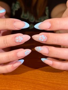 hibiscus flowers simple funky Blue Nails Hibiscus, Hubiskis Flower Nails, Blue Hibiscus Flower Nails, Blue Nail Designs Summer, Habisquis Flower Nail, Blue Hibiscus Nails, Nails For Hawaii Vacation, Summer Beach Nail Designs, Short Beach Nails