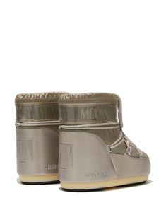 silver-tone metallic finish logo print to the front front lace-up fastening round toe flat rubber sole pull-on style This item is in size 36 and the color is Moon Boot, Mule Sneakers, Moon Boots, Low Boots, Baby Boots, Girls Wardrobe, Boots And Sneakers, Kids Boots, Girl Icons