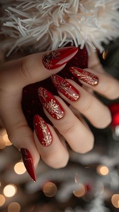 Xmas Nail Designs, Red And Gold Nails, Candy Cane Nails, Christmas Gel, December Nails, Red Christmas Nails, Cute Simple Nails, Winter Nails Acrylic, Christmas Nails Easy