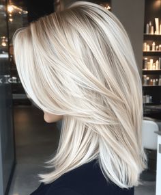 Platinum Blonde Balayage Bob, Cool Blonde Hair Color Balayage, Bright Blonde Hair With Lowlights, Icy Cool Blonde, Fall Hair Ideas For Blondes, Platinum Blonde Lob, Lob With Highlights, Bright Dimensional Blonde, Hair Color Platinum