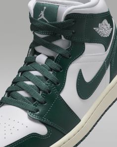 Jordan Verdes, Jordans Green, Nike Jordan Air 1, Air Jordan 1 Mid Women, Md Dresses, Air Jordan Mid, Green Jordans, Mid Shoes, Custom Kicks