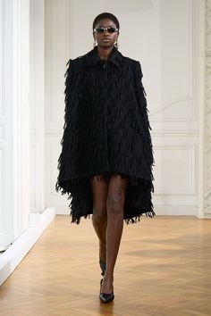 Givenchy Fall 2024 Ready-to-Wear https://www.vogue.com/fashion-shows/fall-2024-ready-to-wear/givenchy/slideshow/collection#24 Fall Winter Fashion Trends, Chic Coat, Fall 24, Fashion Trends Winter, Fashion Show Collection, Classic Outfits, Marchesa, Elie Saab