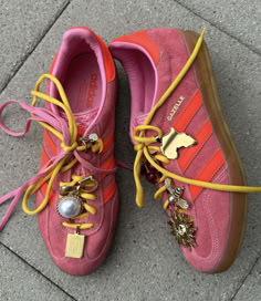 Shoe Laces Aesthetic, Pink Gazelle, Pink Gazelles, Gazelle Adidas, Adidas Gazelle Indoor, Fashion Style Outfits, Bags Luxury, Shoe Inspo, Swag Shoes