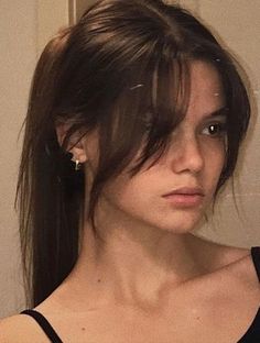 filled avec une frange rideau / iris simones Layered Short Hairstyles Shoulder Length, Side Curtain Bangs Medium Hair, Side Part Hairstyles Medium, Angie Aesthetic, Widows Peak Hairstyles Women, Cute Summer Haircuts, Girl Necessities, Haircut Inspo, Hairstyle Examples