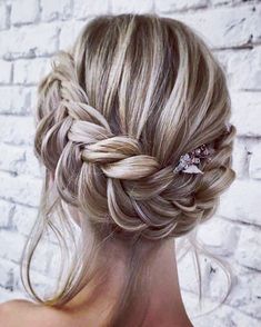 411 To se mi líbí, 7 komentářů – Casarei (@casarei) na Instagramu: „{Inspiração} Penteado divino com trança para as noivas de plantão. Pintetest“ Sanggul Modern, Wedding Braids, Wedding Hair Inspiration, Braided Hairstyles For Wedding, Wedding Hair And Makeup, Hair Dos, Bridesmaid Hair, Hair Updos