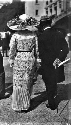 La Mode Aux Courses - 1910's Edwardian Beauty, Edwardian Hats, 20th Century Dress, Edwardian Dresses, Early Photography