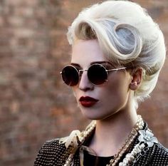 Check out gorgeous looks from the 1960s that are making a comeback in today's fashion. Click now to see them all! Beehive Hairstyles, Cabelo Pin Up, 50s Hairstyles, Hair Blond, 50 Hair, Rockabilly Hair, Retro Glam