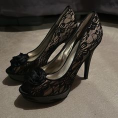 Black With Cream Accent, Never Worn, Super Sexy Heels! Perfect Condition. Vampire Clothes, Goth Shoes, Fashion Slides, Cute Clothing Stores, Lace Pumps, Black Shoes Heels, Juicy Couture Jewelry, Girly Shoes