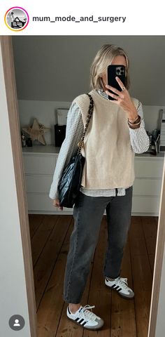 Brown Crop Pants Outfit, Thanksgiving Outfit Sweater Vest, Comfy Relaxed Outfits, Gray Chinos Outfit Women, Carrot Jeans Woman Outfit, Chinos Outfit Women, Gray Shirt Outfit, Carrot Jeans, Smart Casual Women Outfits