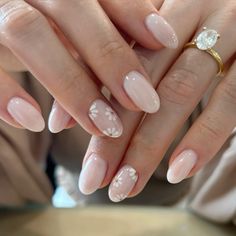 Neutral wedding nails with a simple nail deisgn! The white flower accents are so cute with the milky white polish🤍 and her gorgeous oval diamond ring 😍 Milky Nails, Simple Gel Nails, Casual Nails, Bride Nails, Short Acrylic Nails Designs, Oval Nails