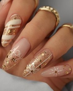 Gold White Christmas Nails, Gold Christmas Nails Glitter, December Nails Gold, New Year Nails Ideas 2024, Christmas Nails Silver And Gold, Gold Christmas Nails Designs, Nail Christmas Designs Xmas, Silver And Gold Holiday Nails