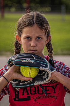 Girls Softball Portraits, Softball Portrait Poses, 8u Softball Pictures, Softball Team Photoshoot Ideas, Softball Buddy Pictures Ideas, Softball Poses Individual