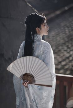 Hand Fan Photoshoot, Japanese Princess Aesthetic, Chinese Aesthetic, Ancient Chinese Clothing, Body Base Drawing, Human Reference, Aesthetic People, Art Japonais, Fantasy Makeup