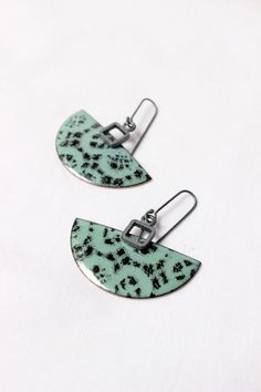 Enameling Jewelry, Enameled Jewelry, Enamel Jewellery, Metal Jewellery, Lace Earrings, Jewelry Techniques, Earrings Inspiration, Romantic Lace, Enamels