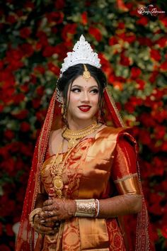 Bengali Wedding Look Bridal, Bengali Bridal Hairstyle, Bengali Bride Hairstyle, Bengali Bindi, Kolkata Wedding, Doctor Jewelry, Bride 2024, Kashta Saree, Hair Style On Saree