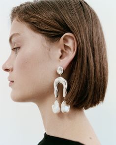 Boucles d'oreilles sculpturales avec goutte de perles d'eau douce baroques. Disponible en argent sterling ou en or vermeil. Toutes les perles sont uniques et peuvent différer légèrement de ces photos.



 Mesure environ 3-1/4" de longueur, la longueur des perles varie
 Poteau en argent massif
 Fait à la main à New York



 Disponible en version plus petite - Petites boucles d'oreilles Imogène

 [[Cette pièce est fabriquée sur commande et la livraison peut prendre jusqu'à 2 semaines]] High Luster Baroque Pearl Drop Earrings, Baroque Pearl Drop Earrings With Pearl Pendant, High Luster Baroque Pearl Dangle Earrings, Teardrop Baroque Pearl Earrings For Pierced Ears, Single Baroque Pearl Teardrop Earring, Single Teardrop Baroque Pearl Earring, Baroque Pearl Drop Earrings With Pearl Chain, Baroque Pearl Teardrop Earrings With Pearl Chain, Baroque Pearl Chain Drop Earrings