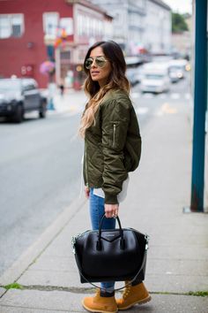 Street Style: Timberlands. - Mia Mia Mine Winter Jeans Jacket, Maria Vizuete, Mia Mia Mine, Timberland Boots Outfit, Timberland Outfits, Rainy Day Fashion, Timberland Boots Women