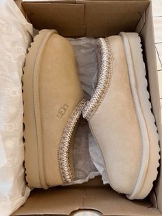 Vanilla fall slippers, Ugg Tasmans, Uggs, ligjt colored uggs Ugg Tasmans, Ugg Beige, Uggs Outfit Ideas, Fall Slippers, Slippers Ugg