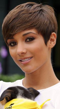 Short feminine hairstyle , short & sweet! I also like the idea of shaping your eyebrows to better style Frankie Sandford Hair, Frankie Sandford, Feminine Hairstyles, Hot Hair Styles, Hair Shades, Curly Bob Hairstyles, Short Hair Haircuts