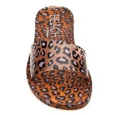 The Matisse Sol Tan Leopard Sandals are a super cute lightweight jelly sandal. This sandal has a single strap and is perfect for the warmer weather. Jelly Slides, Leopard Sandals, Top Band, Jelly Sandals, Asymmetrical Tops, Shoes With Jeans, Sandal Women, New Arrival Dress, Women Style