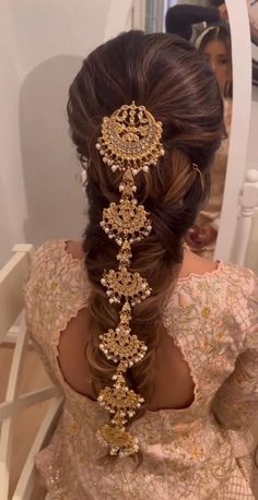 Hair Braid Accessories Indian, Braids Hairstyles On Lehenga, Bridal Hair Aesthetic, Indian Braid Hairstyles Wedding, Hairstyles For Weddings Pakistani, Anand Karaj Hairstyles, Indian Messy Braid, Braid Jewelry Indian, Indian Bridal Hair Accessories