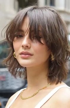 WHAT IS A BUTTERFLY HAIRCUT? TIKTOK’S VIRAL HAIRCUT Butterfly Haircut, Long Layered Haircuts, Short Straight Hair, Round Face Haircuts, Trending Haircuts