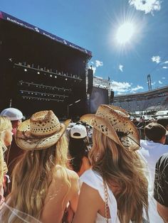 Stagecoach Picture Ideas, Country Music Festival Aesthetic, Zach Bryan Concert Outfits Women, Country Concert Photos, Stagecoach Aesthetic, Country Concert Instagram Pictures, Concert Inspo Pics, Country Concert Photo Ideas, Country Concert Pics