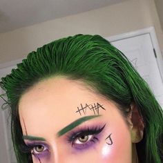 Fun Make Up Looks Halloween, Halloween Costumes Green Hair, Joker Eyeshadow, Easy Halloween Make Up Look, Glam Halloween Costume, Makeup Costume Ideas, Joker Character, Makeup Clown