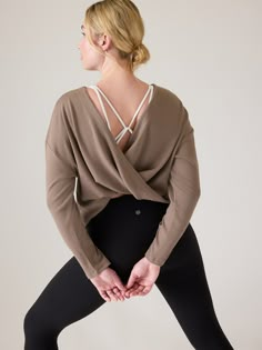 FOR: Yoga or studio practice FEEL: Lightweight with a super-soft rib texture FAVE: Crossover open-back detail helps keep her cool Twist can be worn two ways—in the front or back Oversized fit High hip, sits at the high hip Crew neck Body length in size medium: Regular: 22". Soft Natural Activewear, Ballet Athleisure, Yoga Style Fashion, Yoga Outfits For Women, Open Back Sweatshirt, Emily Anderson, Activewear Inspiration, Pilates Outfit, Activewear Women