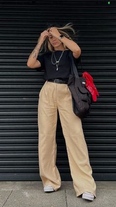 Casual Event Outfit Fall, Work Outfits Street Style, Khaki Trousers Outfit Women Casual, Graphic Designer Outfit Work, Wide Leg Alfaiataria, Boho Classy Outfits, Khaki Trouser Outfit Women, Tshirt Office Outfit, Outfit Pantalon Beige