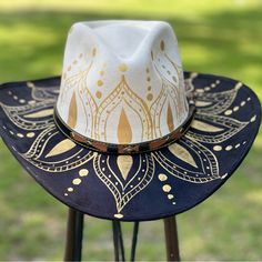 Handmade Painting Hats Cowgirl, Burned Hats, Western Vibes, Painted Hats, Hat Ideas, Outer Wear, Handmade Hat, Pyrography, Black Cream