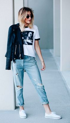 Street style look com camiseta e calça jeans How To Wear Birkenstock, Comfy Jeans Outfit, Casual Chique Stijl, Mama Jeans, Edgy Outfit, Fashion Blogger Style, Boyfriend Jean