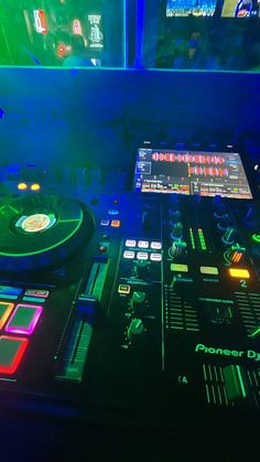 Female DJ, Girl DJ playing music at a college bar in Orlando, Florida. College life. College activities. High School Party Aesthetic, College Party Aesthetic, Music Festival Aesthetic, Aesthetic High School, Dj Graphic, High School Party, Dj Girl, Aesthetic Festival, Festival Pics