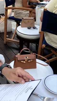 #hermes #germes #hermeslover #hermespicotin #hermessandals #bag #bagsandpurses #baguette #lisa #lockscreen #leeknow #lilyofthevalley #pink #pinterest #ponytown #icon Bag And Shoes Closet, Lisa Lockscreen, Pink Pinterest, My Style Bags, Trendy Glasses, Dream Lifestyle