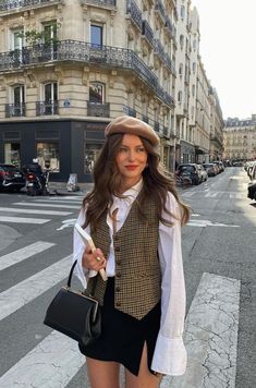 Loafer With Heel Outfit, Rich French Woman Aesthetic, Dress Like A European Woman Casual, Winter In Paris Fashion, Germany Style Outfits, Paris Outfits May, Outfits To Paris, Outfits Para Paris, Victoria Paris Outfits