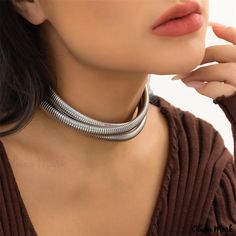 Olivia Mark - Chic Solid Patchwork Necklaces for a Stylish Look Spring Silver Choker Jewelry, Trendy Metal Necklaces For Spring, Solid Necklace, Chunky Heel Shoes, Rhinestone Flats, Chain Bags, Chunky Heels, Effortless Style, Contrasting Colors