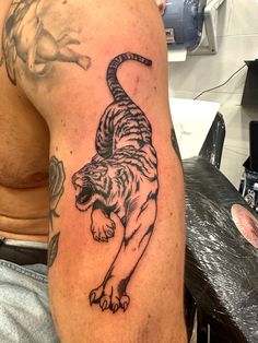 Tatuaggio tigre braccio uomo Tiger Forearm Tattoo, Cute Tattoo Ideas, Adventure Tattoo, Back Tats, Cute Tattoo, Medusa Tattoo, Back Tattoo Women, Sleeves Ideas, Tiger Tattoo