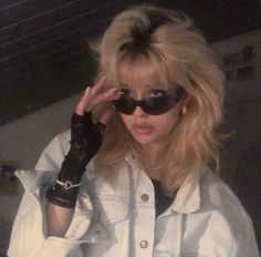 Volumized Short Hair, 80s Medium Hair, Grunge Messy Hair, Short Feathered Bangs, Female Rockstar Hair, Rockstar Short Hair, Big Hair With Bangs, 80s Face Claims Girl, 70s Rockstar Haircut Women