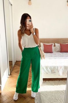 Tenue pantalon vert Colored Wide Leg Pants Outfit, Green Pants Summer Outfit, Outfit Jean Vert, Green Pantalon Outfit, Green Culottes Outfit, Outfit Pantalon Vert, Pantalon Vert Outfit, Outfit Con Verde, How To Style Green Pants