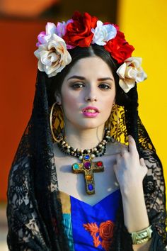 folklorico | Tumblr Spanish Veil, Mexican Folklore, Ballet Folklorico, Mexican Spanish, Mexican Fashion, Mexican Heritage, Flowers In Her Hair, America Latina, Mexican Women