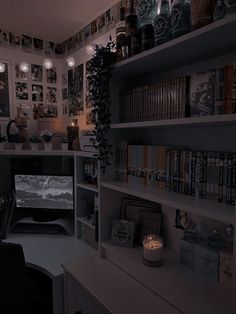 Room decoration Grunge Bedroom Minimalist, Cute Dark Bedroom Ideas, Dark Aesthetic Bedroom Ideas Korean, Small Dark Bedroom Aesthetic, Dark Teenage Bedroom, Dark Asthetics Bedrooms, Room Inspo Dark Aesthetic, Dark Clean Room Aesthetic, Small Bedroom Ideas Grunge