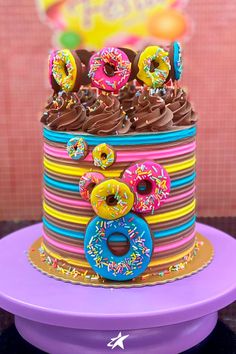 Bolo espatulado dia das crianças. Charlotte Russe Cake, Donut Birthday Cake, Circus Cake, Rainbow Birthday Cake, Minnie Cake, Donut Birthday, Birthday Cake Ideas, Cake Decorating Designs