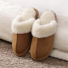 Discover the perfect blend of comfort and cuteness with our Unisex Slippers! These adorable slippers are designed to bring joy to your daily routine and warmth to your feet. Suitable for both women and men, our house slippers are the ideal companion for relaxing at home. Crafted with a fluffy interior, these slippers offer a plush feel that keeps your feet cozy all day long. The charming cow design adds a playful touch, making them a fun addition to your indoor footwear collection. Whether you'r Cute Slippers Aesthetic, Cute Slippers Fluffy, Slippers Aesthetic, Home Shoes Slippers, Fall Slippers, Alpaca Slippers, Cow Slippers, Unisex Slippers, Slippers Fluffy