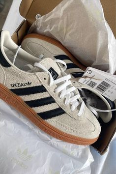 Handball Spezial Shoes Outfit, Basket Adidas, Spezial Adidas, Adidas Outfit Shoes, Adidas Handball Spezial, Adidas Handball, Black White Outfit, Adidas Spezial