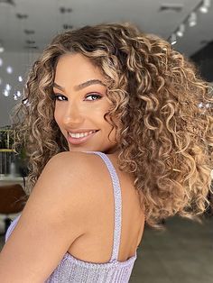 Highlight Colors For Curly Hair, Chemical Texture Hair, Curly Hair Color 2023 Trends, Dark Honey Blonde Hair Curly, Lived In Blonde Curly Hair, Curly Blonde Hair Highlights, Curly Hair Trends 2023, Curly Bronde Hair, Brown And Blonde Hair Curly