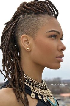 Mohawk Dreads, Female Mohawk, New Natural Hairstyles, Mohawk Braid, Woman Shaving, Side Hairstyles