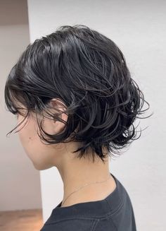 Short Wavy Asian Hair, Cold Perm Short Hair, Korean Perm Women Short Hair, Wave Pixie Haircut, Short Haircut For Thick Wavy Hair, Short Hairstyle Asian Women, Soft Perm Short Hair, Pixie Cut Ondulado, Short Bob With Curtain Fringe