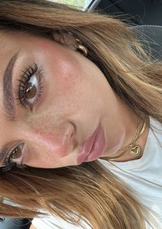 Make Up Layering, Plain Eye Makeup, Light Skin High Contrast Makeup, Sun Kissed Look Make Up, Heavy Bronzer Makeup Looks, Waterline Eyeliner Looks Brown Eyes, Makeup For Light Brown Hair, How To Make Your Eyes Stand Out, Aries Venus Makeup