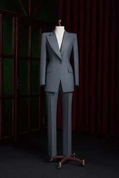 Make a refined fashion statement with this grey single-breasted suit, perfect for modern people who value understated elegance. The versatile color and tailored fit ensure you'll look effortlessly chic at various occasions, from meetings to elegant evenings. Single Breasted Blazer Women, Pentacost Outfit, Custom Tuxedo, Modern People, Refined Fashion, Custom Made Suits, Tuxedo Women, Women Suits, Bespoke Suit