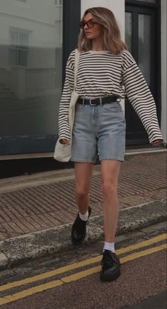 Outfit Ideas Long Shorts, Long Denim Shorts Outfit Summer, Basic Summer Outfits Minimal Chic, Long Short Outfits, Dad Shorts Outfit Women, Long Shorts Outfits Women, Long Shorts Outfits, Long Jean Shorts Outfit, Long Denim Shorts Outfit